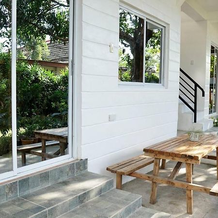 Location One Eighty Bed and Breakfast Bangcusay Exteriör bild